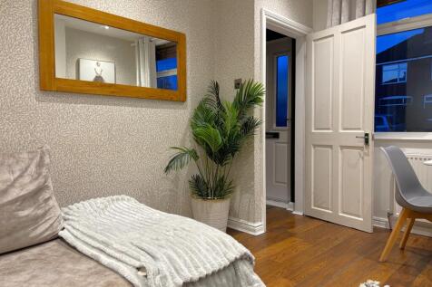 27 Clovely living 2.jpeg