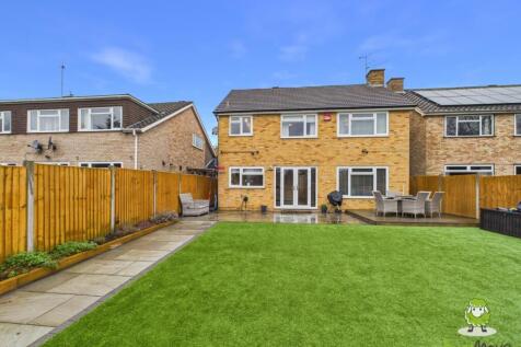 EweMove Estate Agents Fleet - Highdown - Garden
