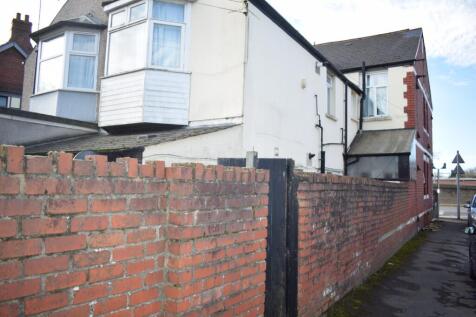 Gate at side of hous