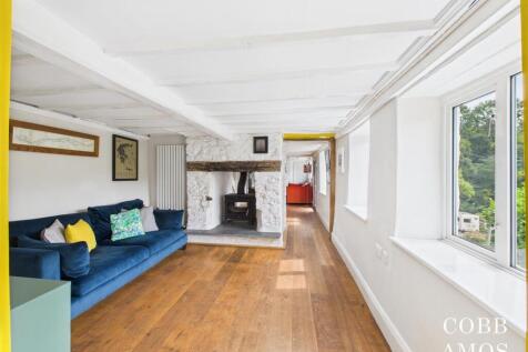 CAM02803G0-PR0220-STILL007 snug thru to living.jpg