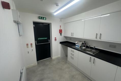 Retail Property (high street) to rent Image 6