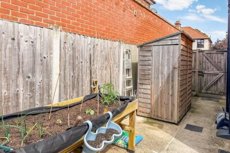 SIDE GARDEN