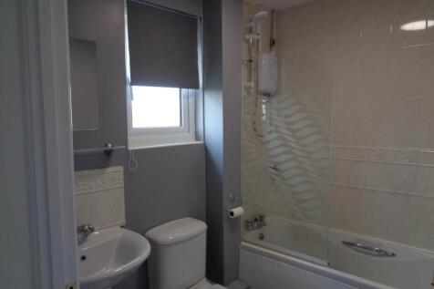 Wattle Close Bathroo