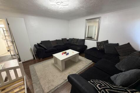 2-bed flat on Manse Close, Harlington, UB3, £1,800/mo