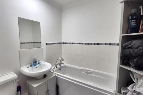 Bathroom (2).jpg
