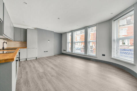Friern Barnet Road, London, N11 photo 3