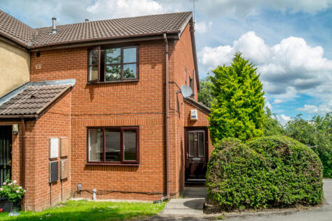 Ground Floor Flat with Private Garden in Popular 