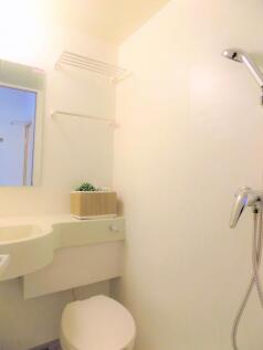 Bright, well-maintained bathroom with wall-moun...