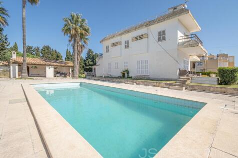 Semi-detached house on the second line of the beach with sea views, bright and in a prime location.