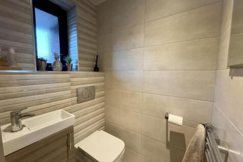 WC Photo, Clockhouse Grove, Burnley, 5 Bedroom Det