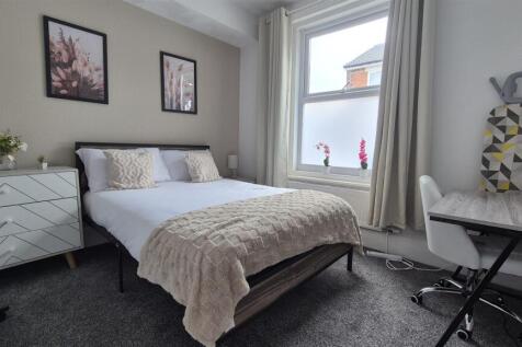 Bedroom 4 (ground floor) / reception