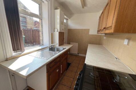 Bradford Road, Oakenshaw, Bradford, West Yorkshire, BD12 photo 4