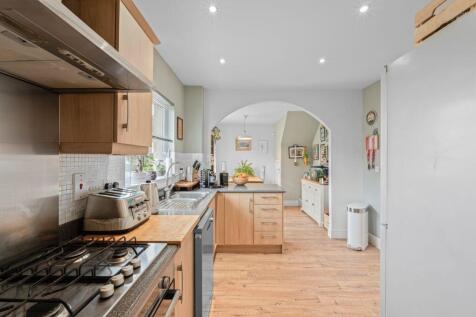 4 bed, 3 bath Detached in Leeds - Photo 5