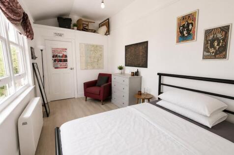 Bed 1 pic 2OLD- F2 7a Duke Street - Aug 26.jpg