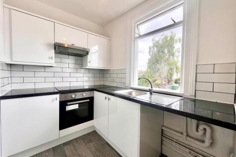 Lymington Avenue, Leigh On Sea, Essex photo 3