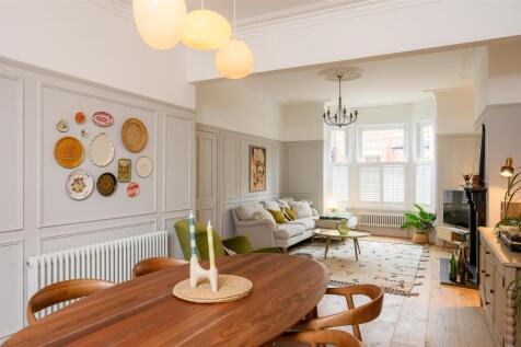 OPEN PLAN LIVING / DINING