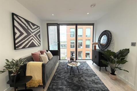 Living Room pic 5.jpeg
