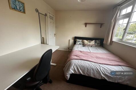 £650 Double Room With Large Desk 