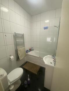 Three double bedroom flat with fitted kitchen-din