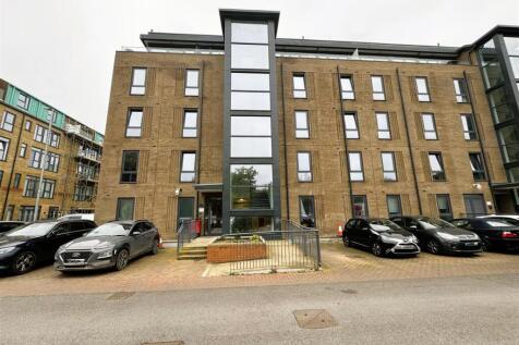 3-bed flat on Brindley Place, Uxbridge, £2,100/mo