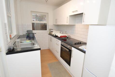 2 Bedroom Terraced House with Garden, Baltic Road, Tonbridge photo 4