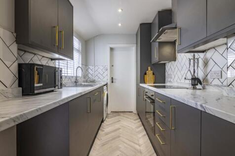 All Ensuite // Ripon St // 5 Bed // 5 Bath  // JUN 2027 photo 3