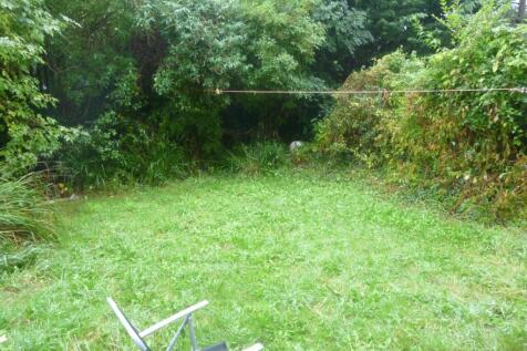 Private grassy garden surrounded by greenery...