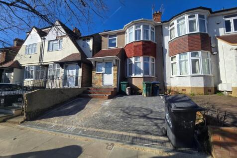3 bed semi-detached house to rent Leeside Crescen