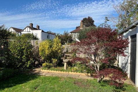 4 Woodlawn Crescent gdn sunny.jpg