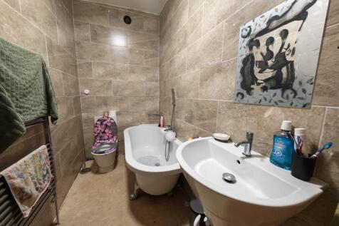 BB11 3LS 8 Parkinson Street Burnley Bathroom 01 T202601300720.jpg