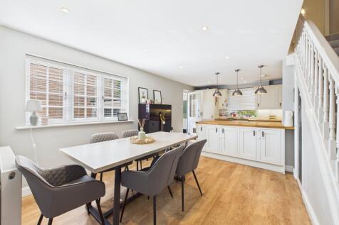 CAM02909G0-PR0400-STILL003