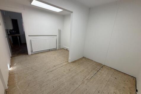Retail Property (high street) to rent Image 4