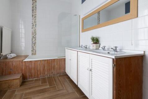 Family Bathroom.jpeg