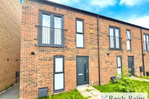 3-bed terraced on Grandstand Avenue, Salford, Greater Manchester, M6, £1,650/mo