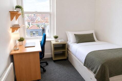 3-bed flat on Whiteladies Rd (FFF), Clifton, Bristol, BS8, £2,235/mo