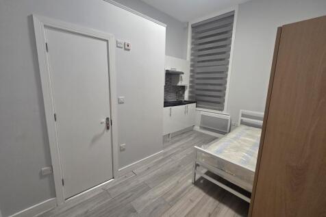 Studio flat on Blythe Road, Hammersmith And Fulham, London, £1,050/mo