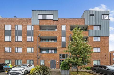 2-bed flat on Artisan Place, Harrow Weald, Harrow, HA3, £1,900/mo