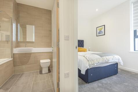 Bedroom/Bathroom