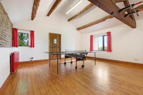 Entertaining Lounge / Games Room