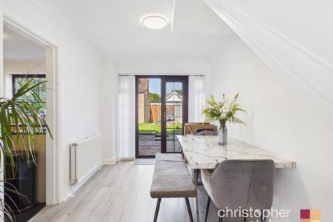 Davison Drive, Cheshunt, Hertfordshire, EN8 0SX photo 3