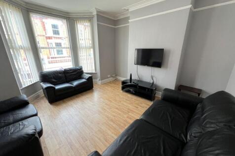 5-bed terraced on Russell Road, Mossley Hill, L18, £2,556/mo