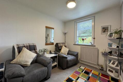 BEDROOM 2 SITTING ROOM.JPG