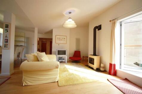 3-bed flat on Holyrood Road, Holyrood, Edinburgh, £2,500/mo
