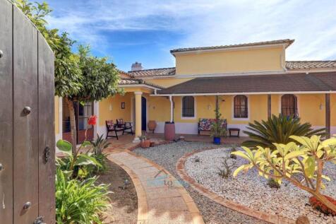 lovely courtyard garden