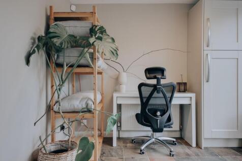Breakfast room/study area