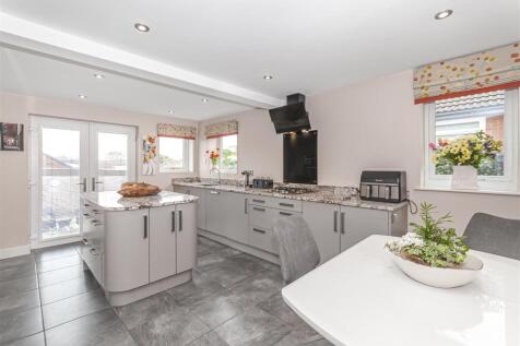 Kitchen / Dining Area