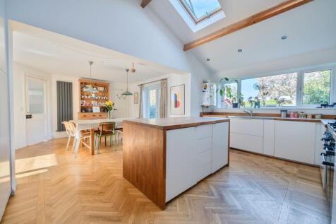Kitchen / Dining Area
