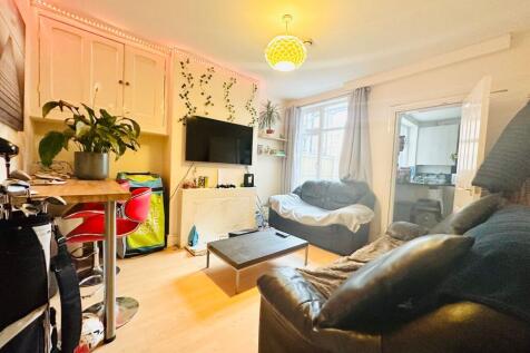 4-bed terraced on Derby Grove, Lenton, £2,427/mo
