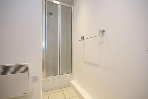 3.2 LQ Bathroom 1