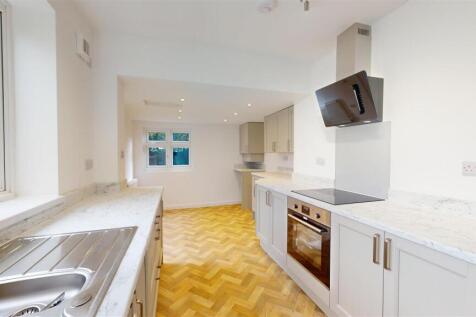 Kenwood Drive, 29 Kitchen..jpg